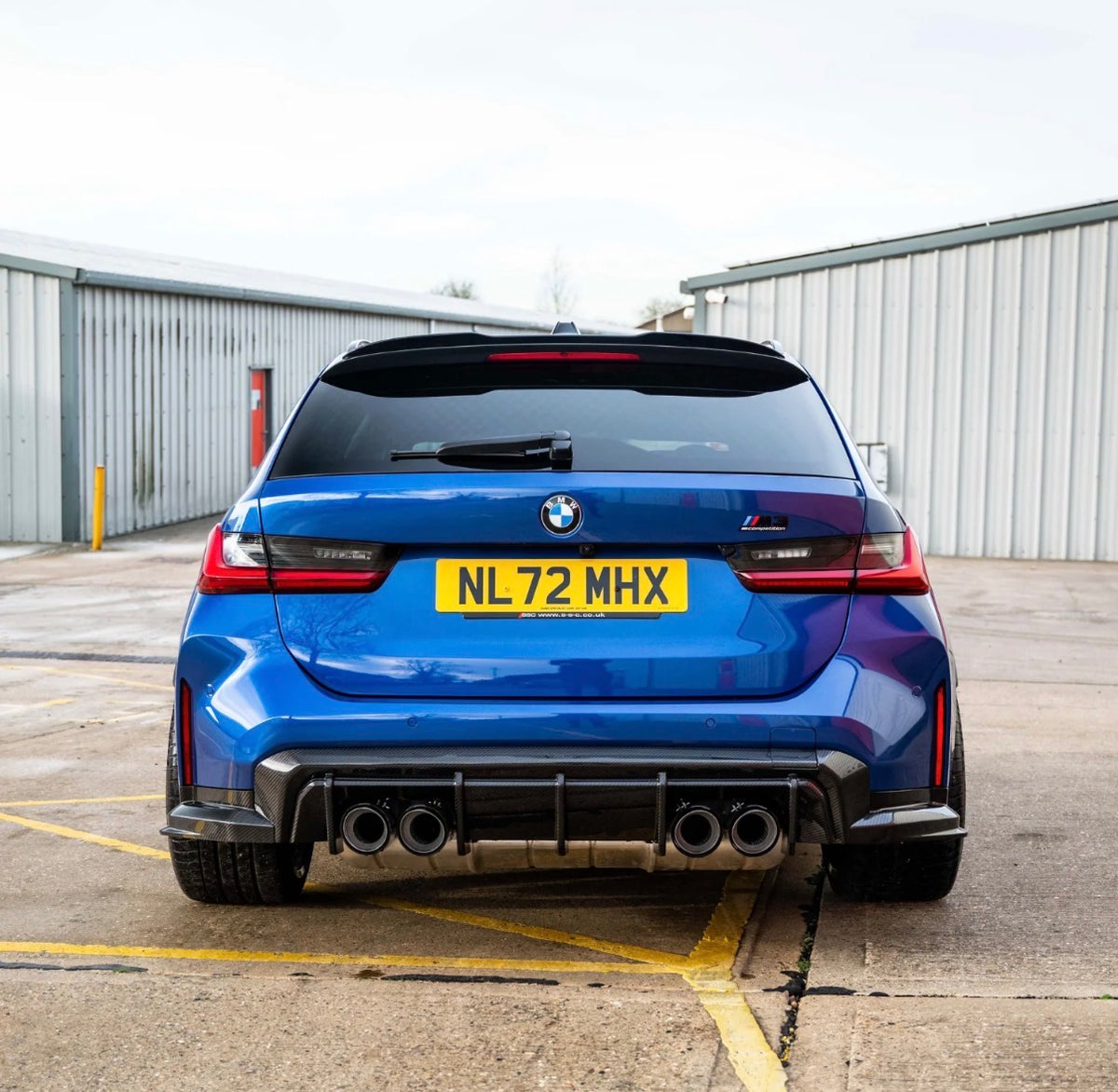 BMW M3 G80 in Blau mit CPG+ V3 Dry-Carbon Heckdiffuser inklusive Sideblades – direkte Heckansicht