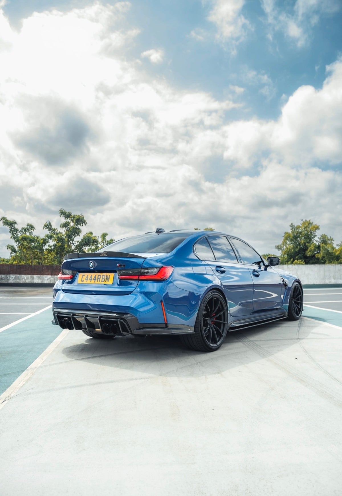 BMW M3 G80 mit CPG+ V3 Carbon Heckdiffuser und seitlichen Sideblades – Dry-Carbon Body Kit Heckansicht