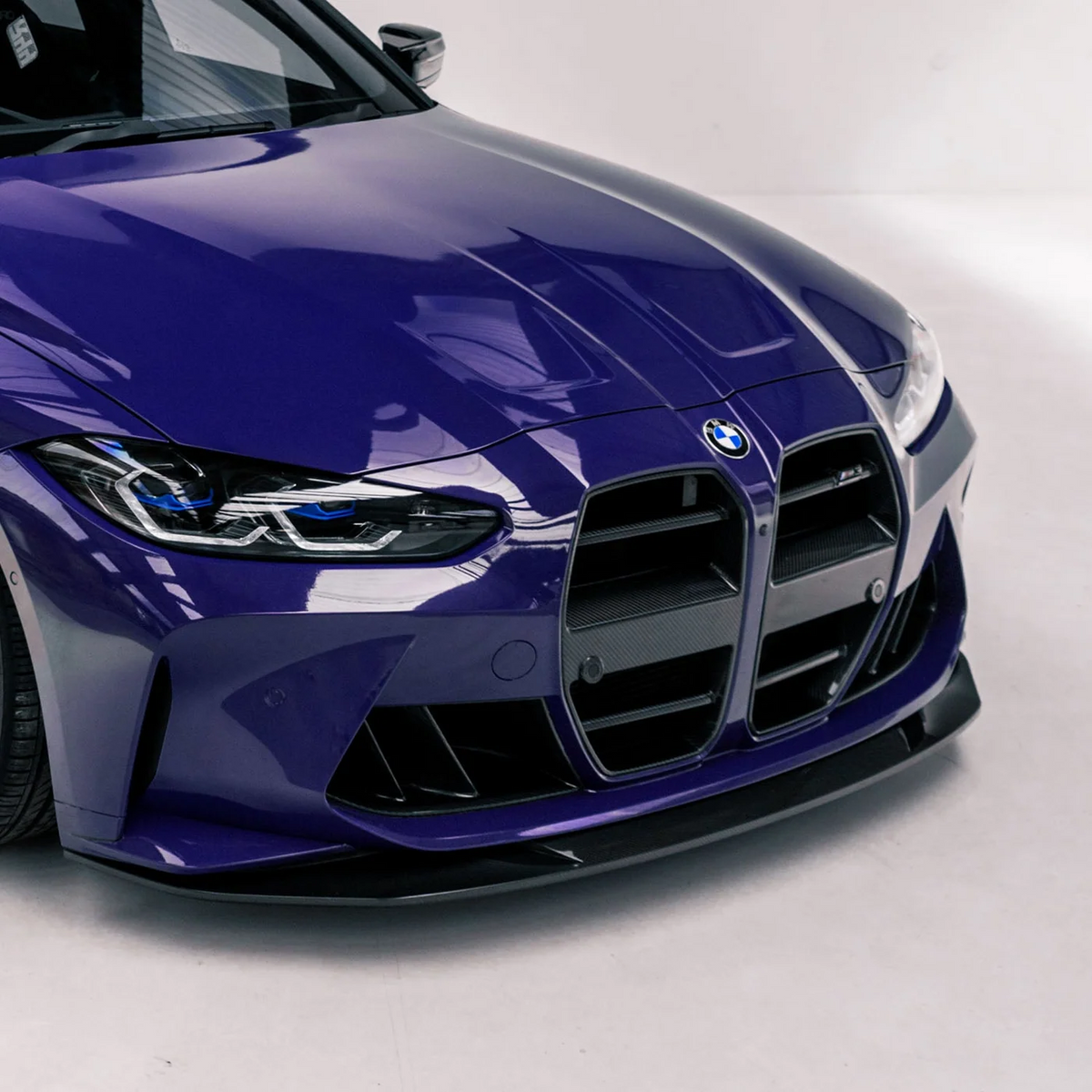 BMW M3 G80 mit V3 Dry-Carbon Lufteinlässen an der vorderen Stoßstange