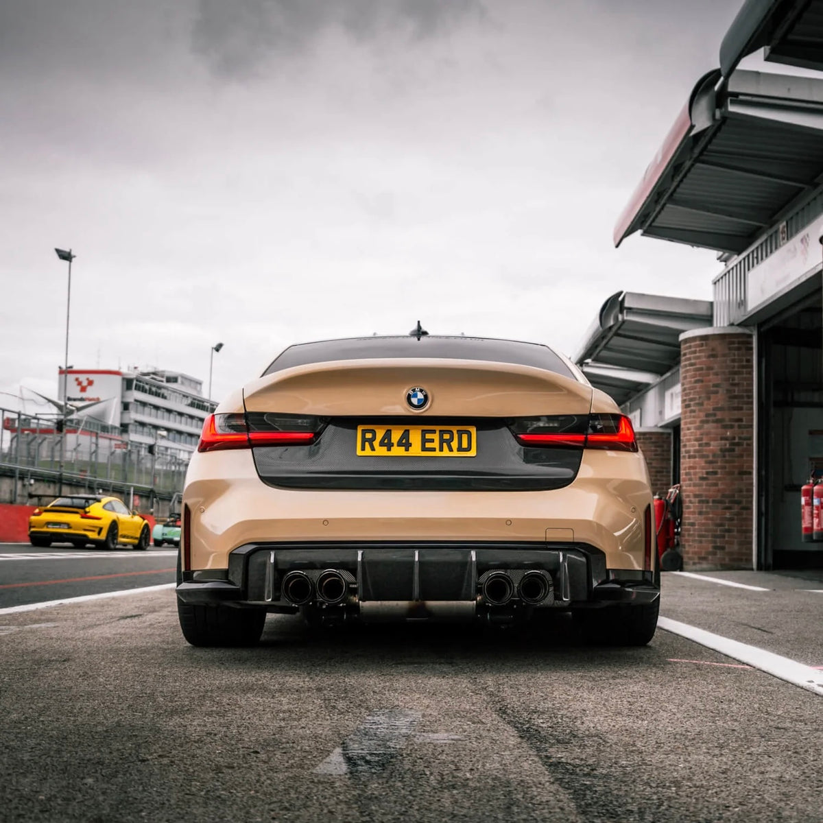 BMW M3 G80 mit V4 Carbon Heckdiffuser in der Heckansicht
