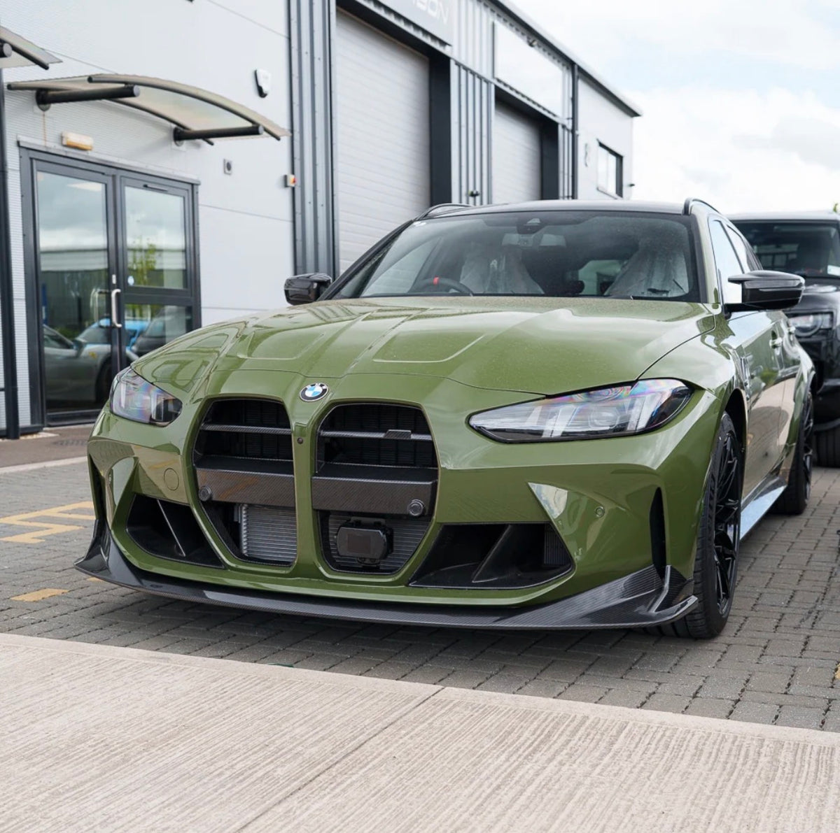 BMW M3 G80 mit CPG+ V4 Dry-Carbon Kühlergrill aus seitlicher Frontperspektive