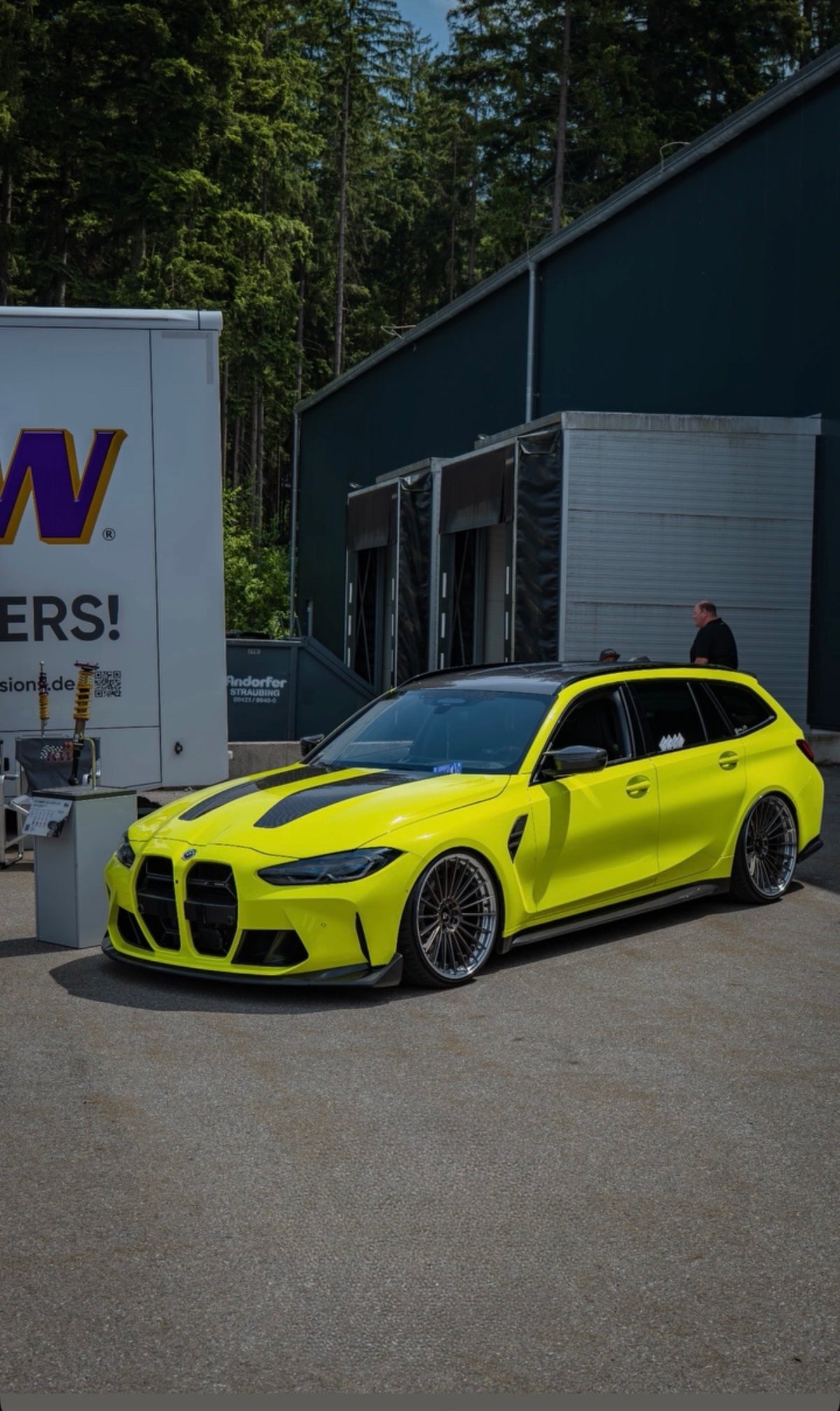BMW M3 G80 mit CPG+ V4 CSL Carbon Motorhaube – Außenansicht vor Gebäude