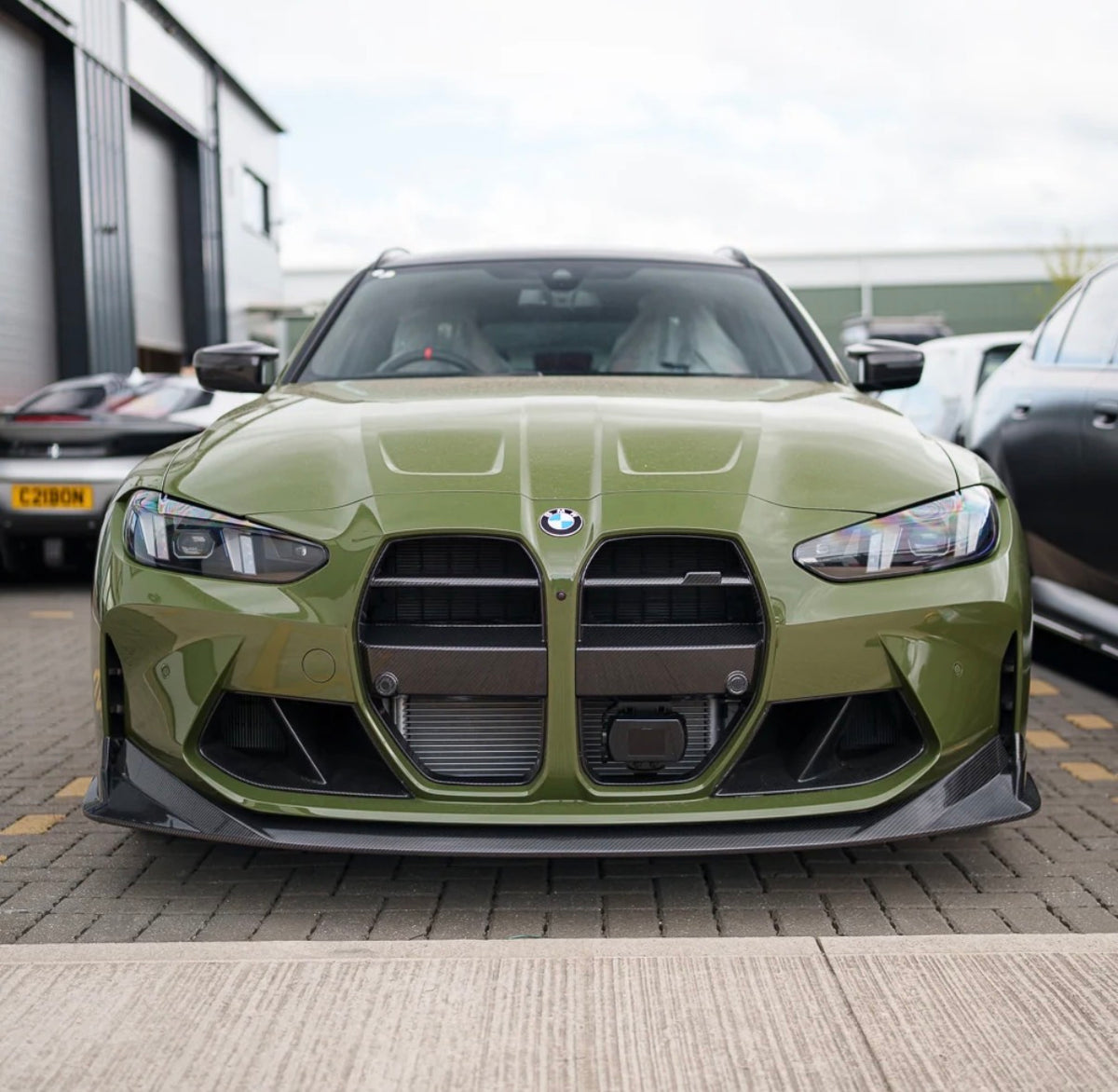 BMW M3 G80 mit V4 Dry-Carbon Frontgrill und hochwertiger Carbon-Optik