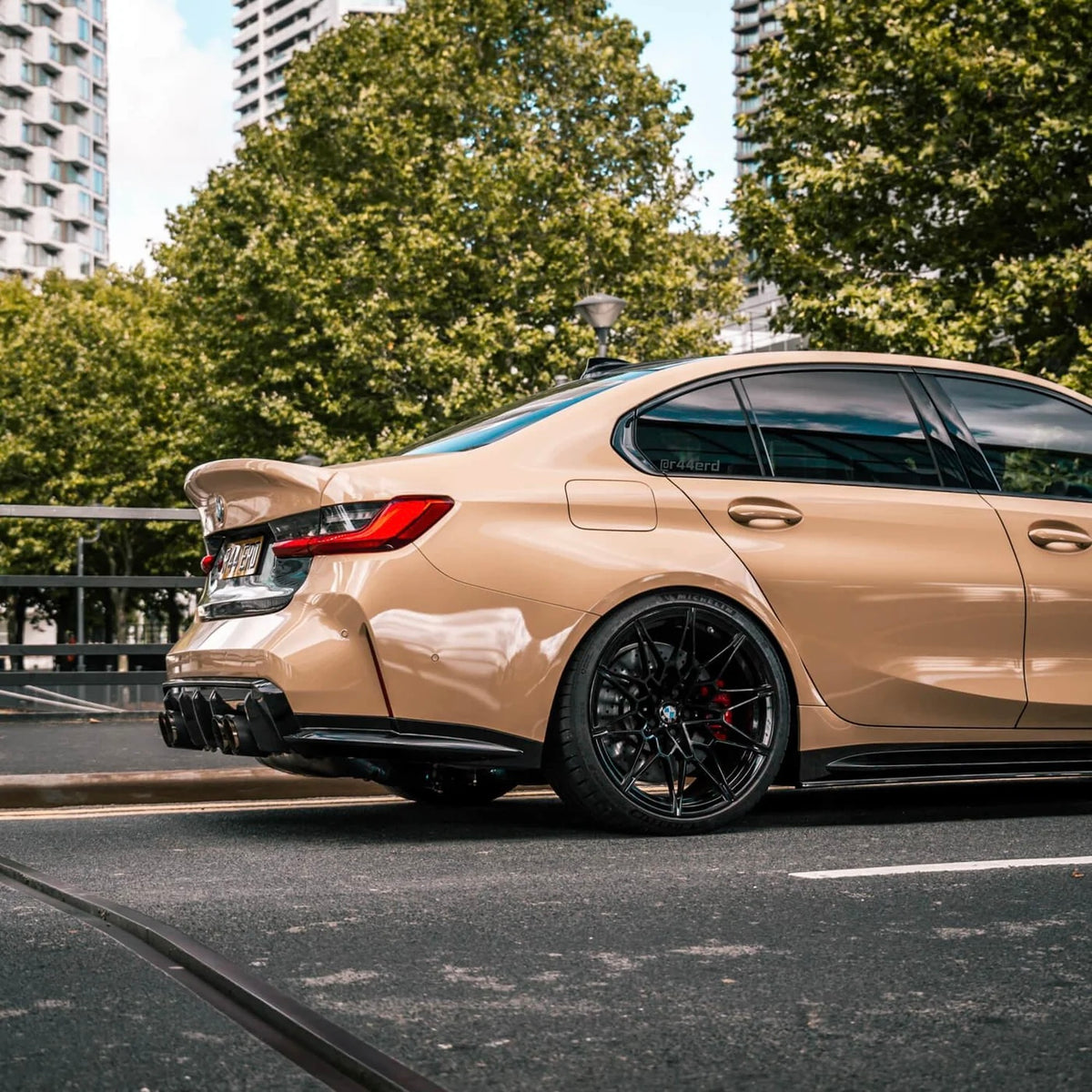 BMW M3 G80 mit CPG+ V4 Dry-Carbon Heckdiffuser in seitlicher Heckansicht