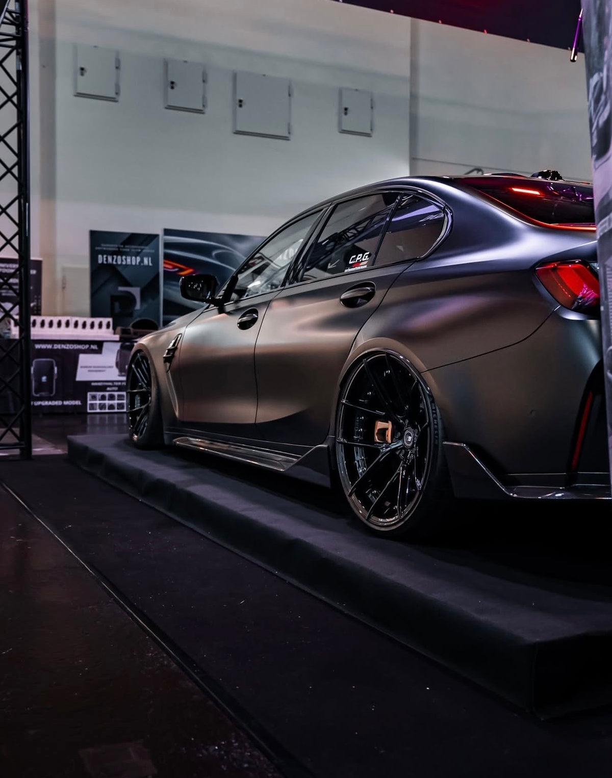 Detailaufnahme der CPG+ V4 MP Carbon Seitenschweller am BMW M3 G80 mit sportlicher Linienführung