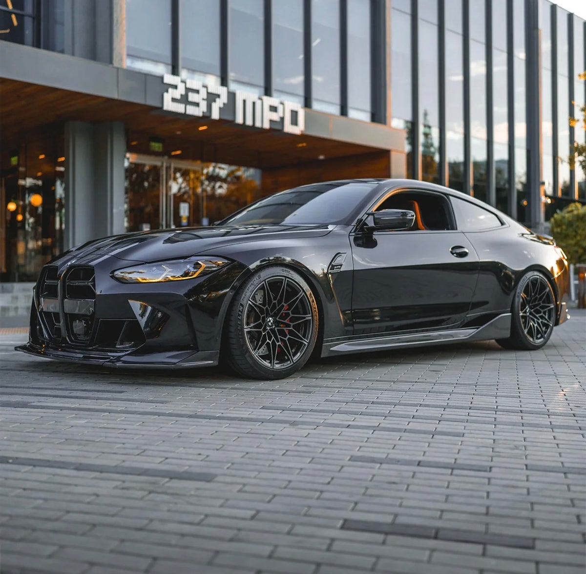 BMW M3 G80 mit montierten CPG+ V4 MP Dry-Carbon Seitenschwellern in sportlicher Seitenansicht