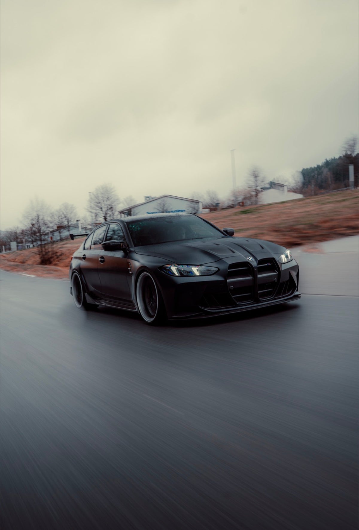 Schwarzer BMW M3 G80 mit V4 MP Carbon Seitenschwellern und sportlichem Carbon 
