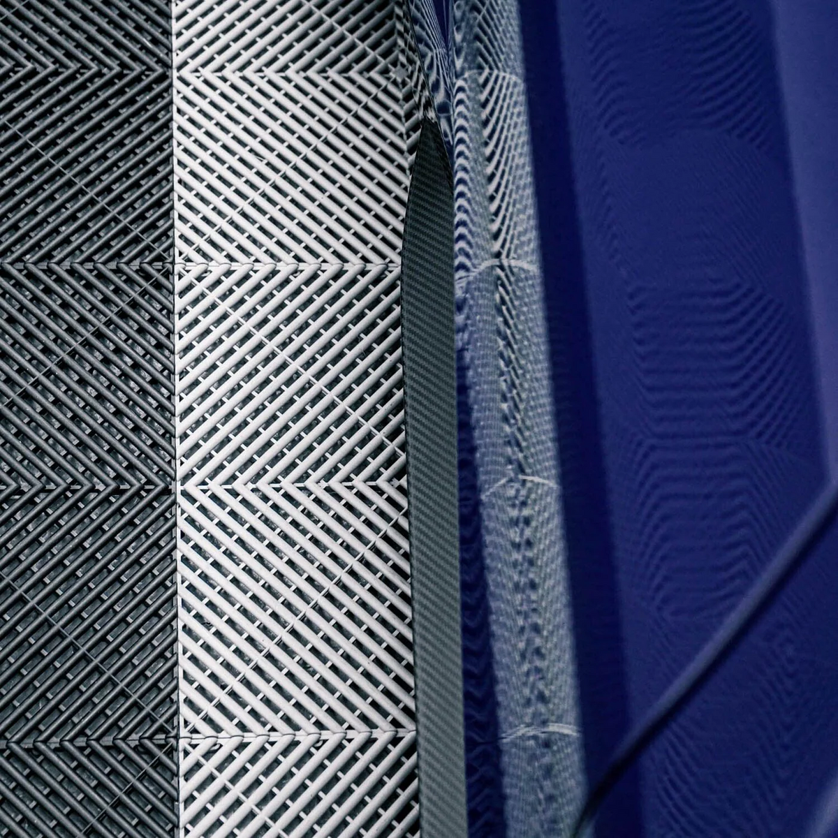 Nahaufnahme der CPG+ V5 OEM+ Dry-Carbon Seitenschweller an einem blauen BMW M3 G80