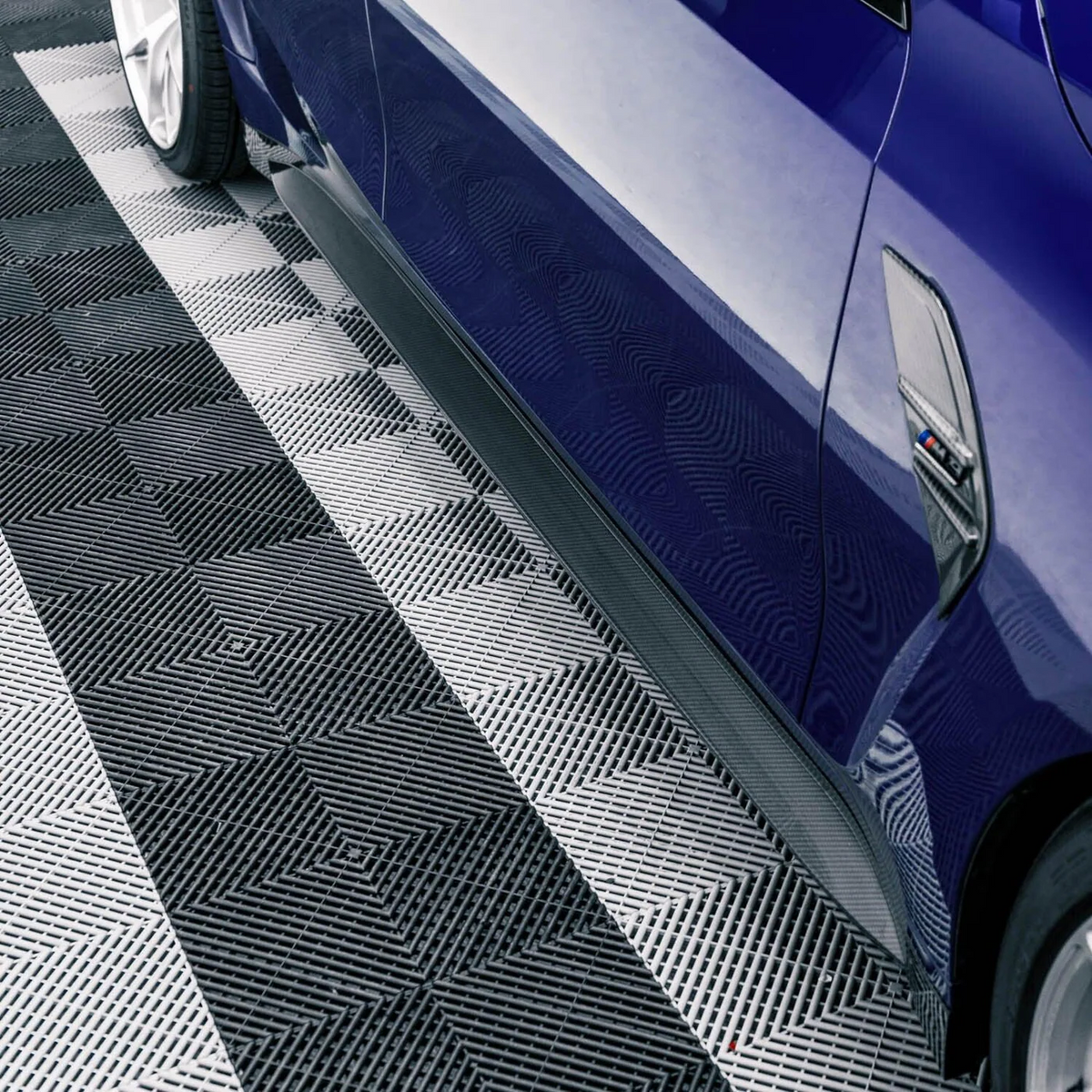 CPG+ V5 OEM+ Carbon Seitenschweller am blauen BMW M3 G80 mit eleganter OEM-naher Linienführung