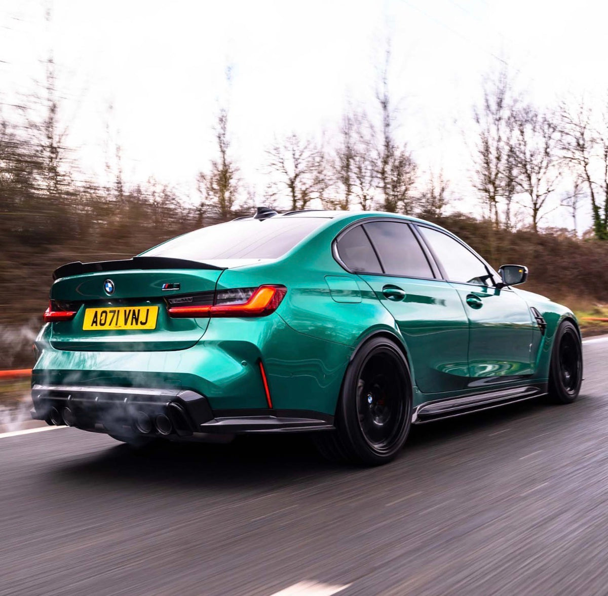 Grüner BMW M3 G80 mit CPG+ V6 Carbon Seitenschweller-Set in schräger Heckansicht