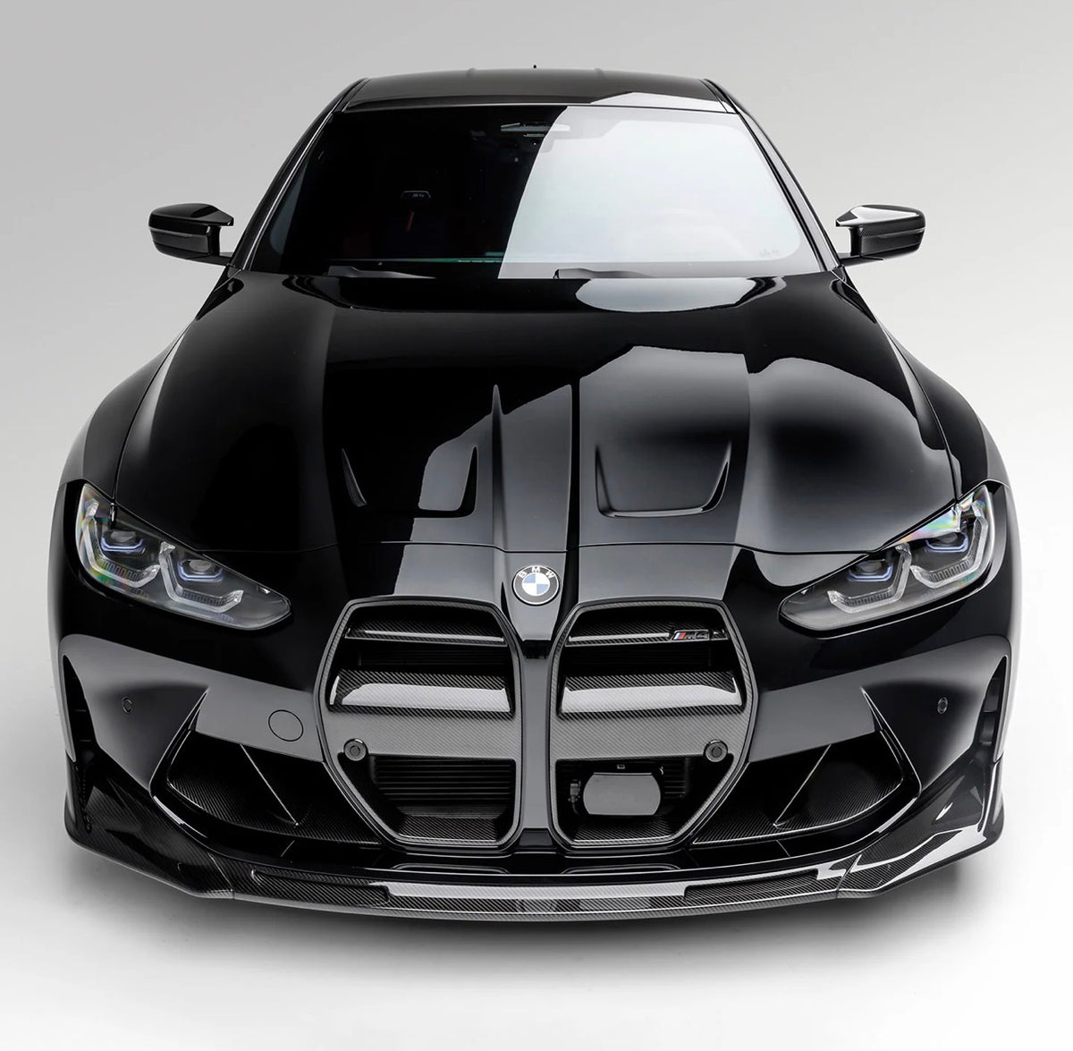 Schwarzer BMW M3 G80 mit montierter CPG+ V6 Carbon Frontlippe in der Vorderansicht