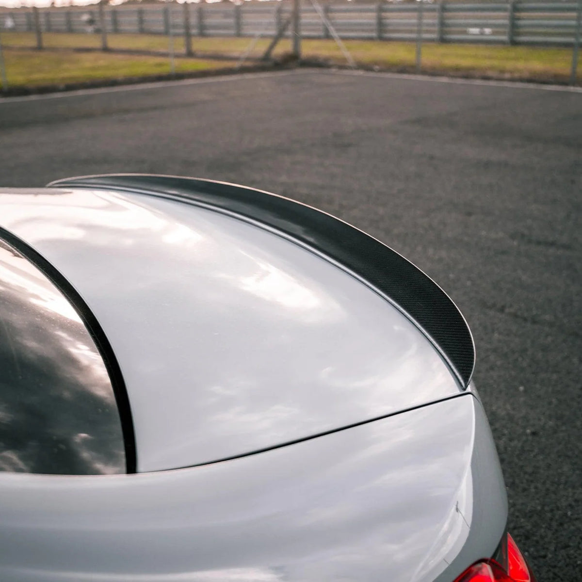 BMW M3 G80 mit V6 Carbon Heckspoiler in seitlicher Detailansicht