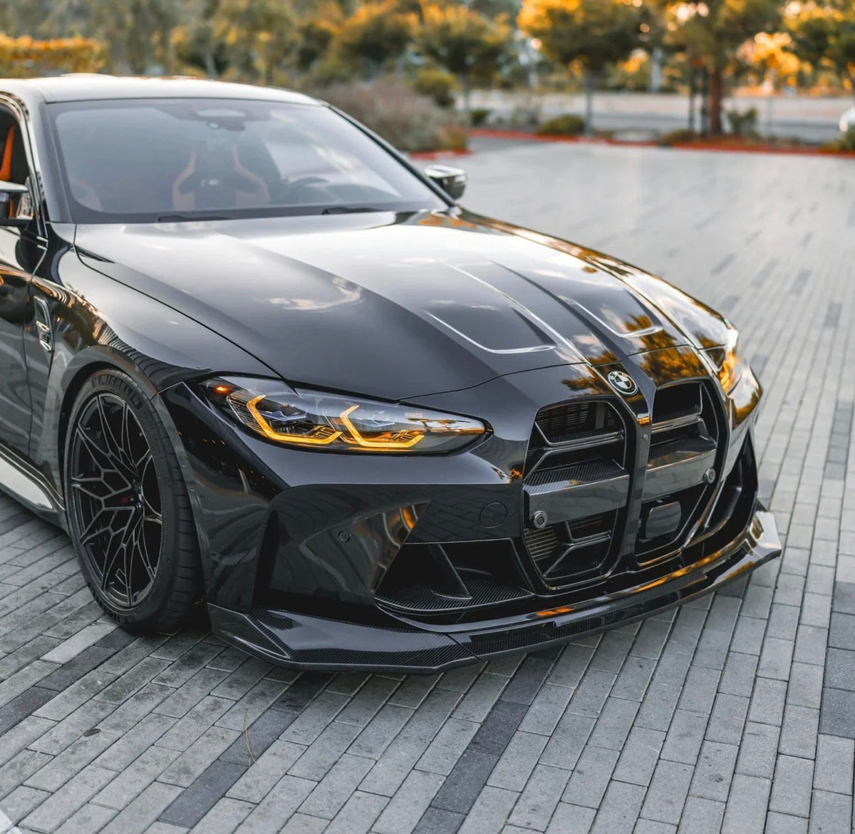 BMW M3 G80 mit CPG+ V6 Dry-Carbon Frontlippe in der schrägen Frontansicht