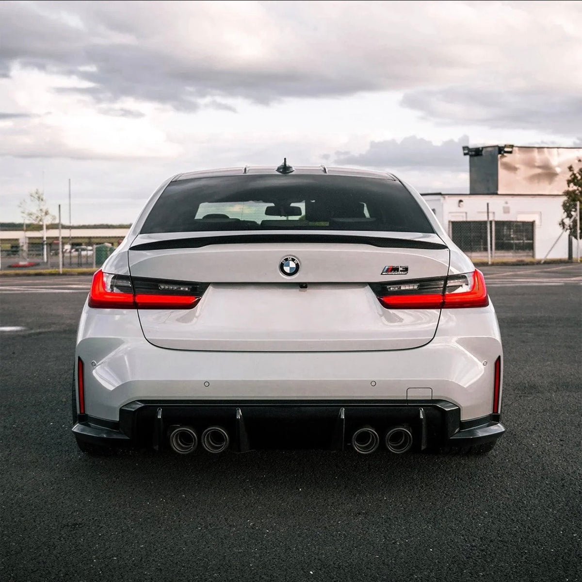 BMW M3 G80 Limousine mit V6 Heckspoiler aus Dry-Carbon in der Heckansicht