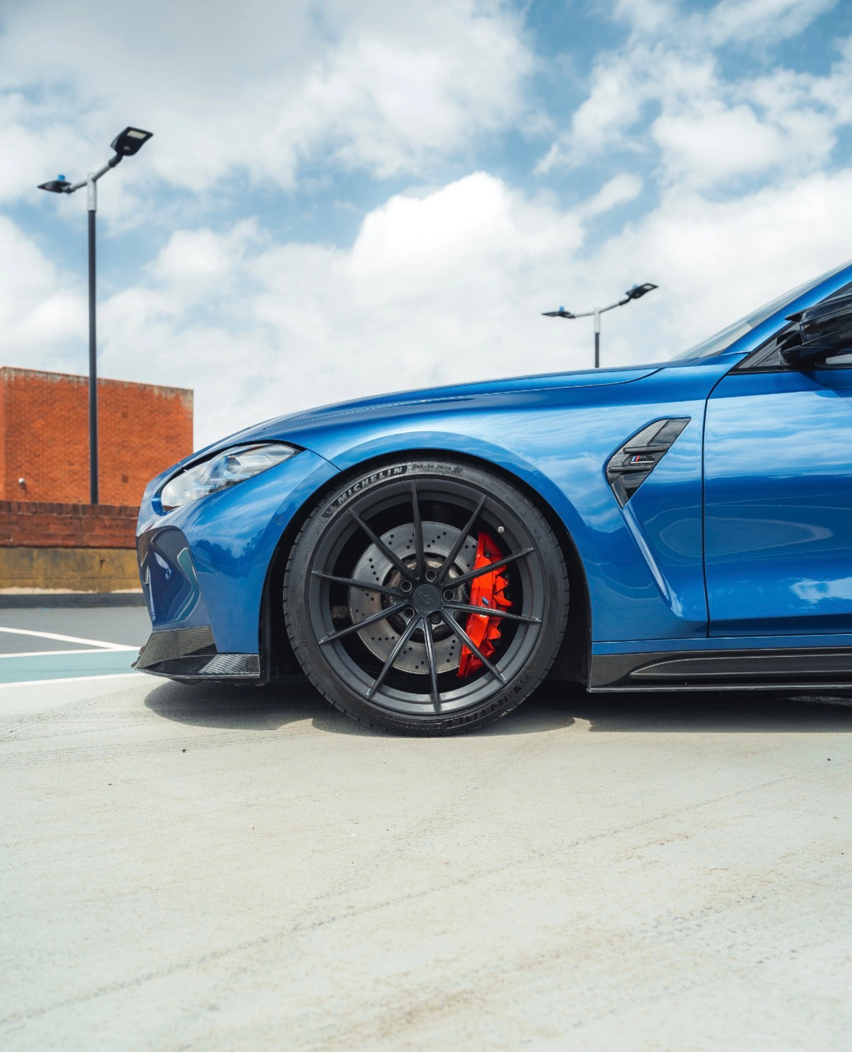 Nahaufnahme des CPG+ V6 Dry-Carbon Seitenschweller-Sets am blauen BMW M3 G80 im Bereich des Vorderrads