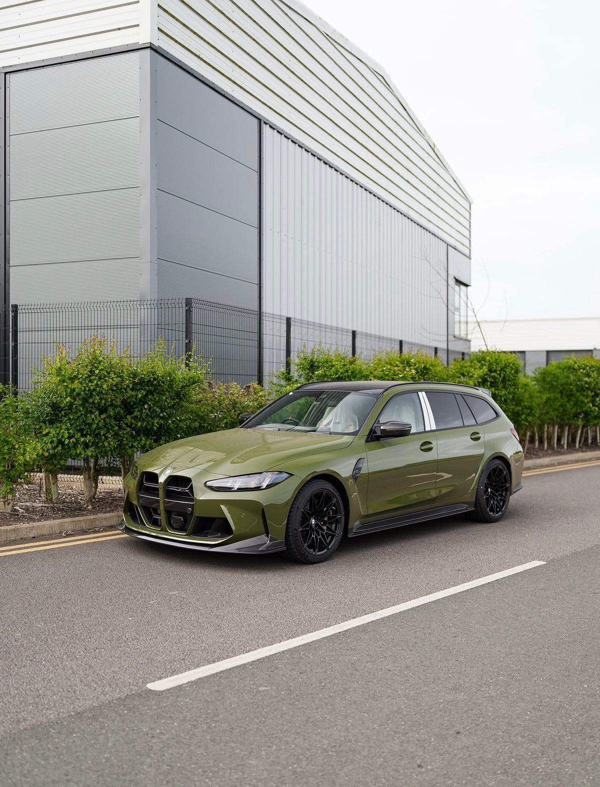 Grüner BMW M3 G80 mit CPG+ V6 Dry-Carbon Seitenschweller-Set in seitlicher Fahrzeugansicht