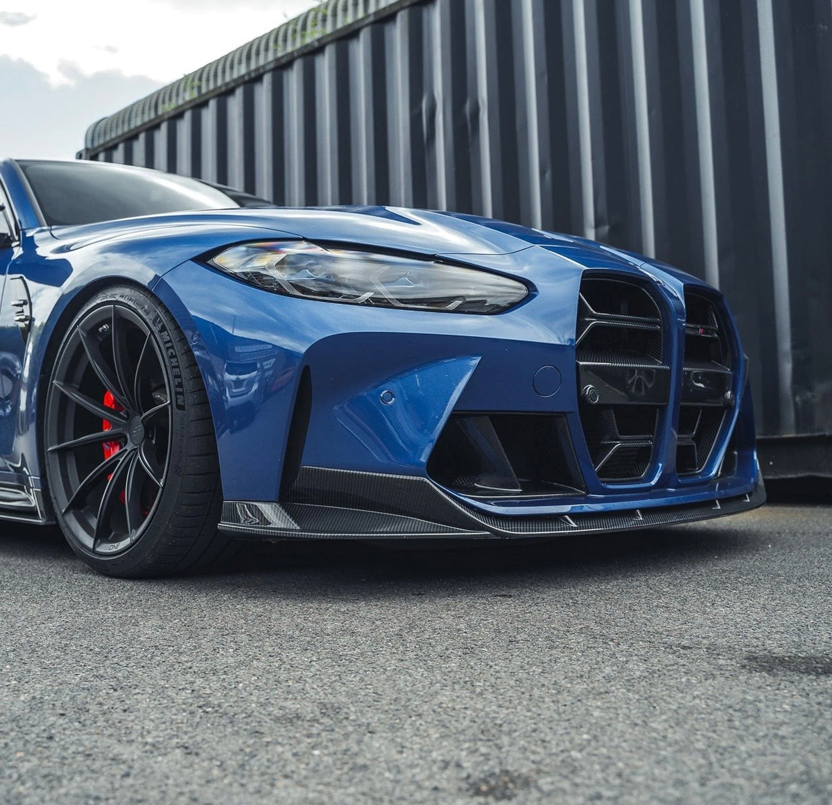 Blauer BMW M3 G80 mit CPG x Car THINGS LTD V7 Carbon Frontlippe in der seitlichen Frontansicht