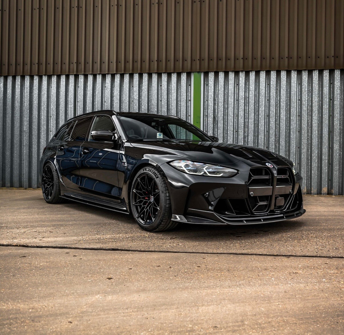 Schwarzer BMW M3 G80 mit V7 Carbon Frontlippe von CPG x Car THINGS LTD in der seitlichen Ansicht