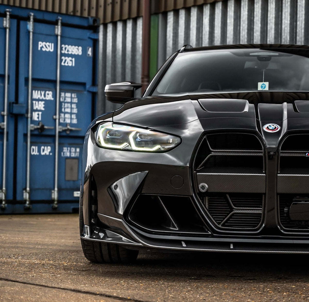 Schwarzer BMW M3 G80 mit montierter CPG x Car THINGS LTD V7 Dry-Carbon Frontlippe