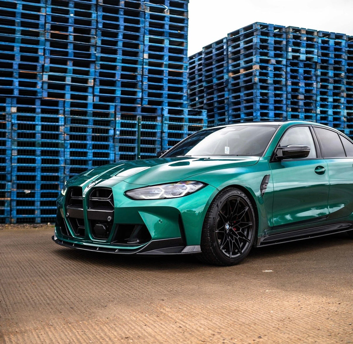 Türkisgrüner BMW M3 G80 mit CPG x Car THINGS LTD V7 Carbon Frontlippe in der schrägen Fahrzeugansicht