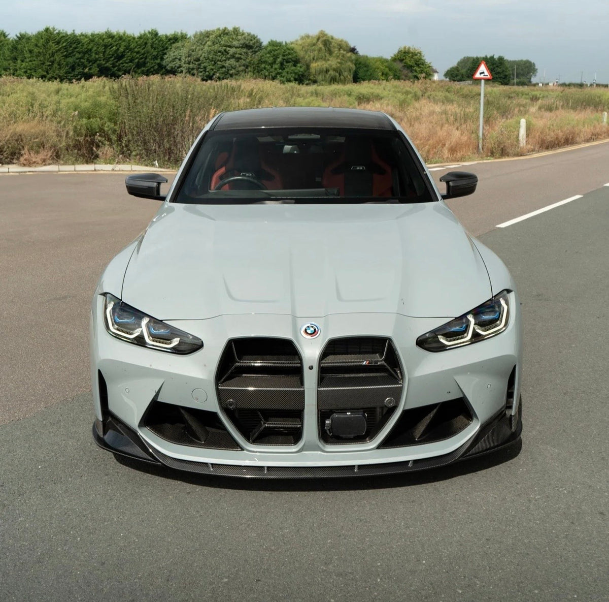 Weißer BMW M3 G80 mit CPG x Car THINGS LTD V7 Frontlippe aus Dry-Carbon in der Vorderansicht