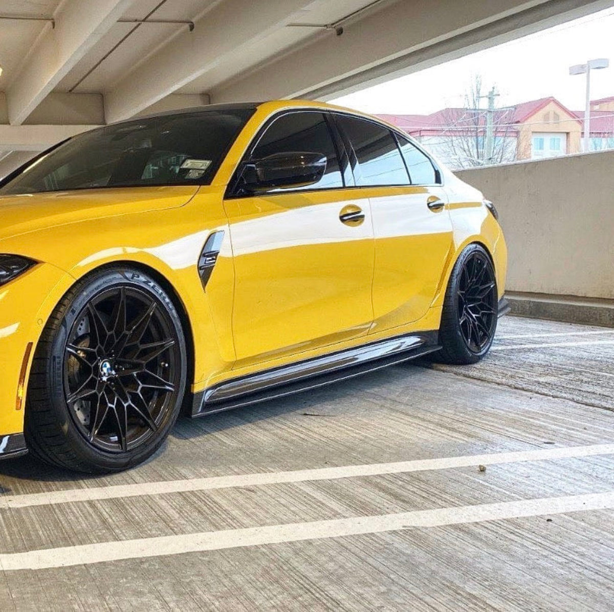 Gelber BMW M3 G80 mit CPG+ V7 Dry-Carbon Seitenschwelleransätzen in der Fahrzeugansicht