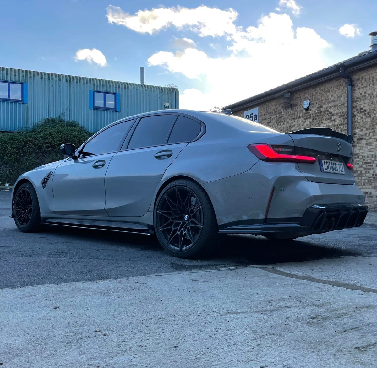 BMW M3 G80 in Blau mit V7 Carbon Seitenschwelleransätzen und sportlicher Seitenansicht