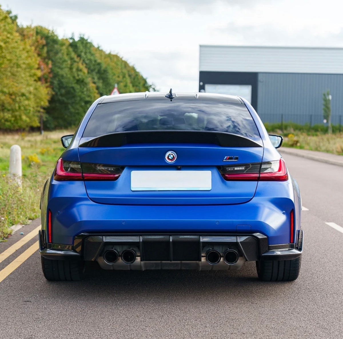 BMW M3 G80 Heckansicht mit hauseigenem CPG + V8 Dry-Carbon Heckspoiler