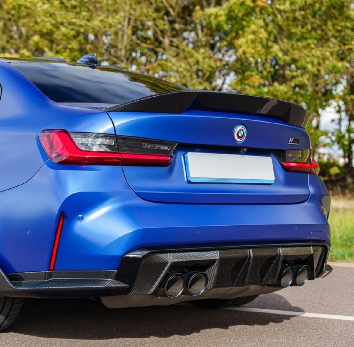 Blauer BMW M3 G80 mit CPG + V8 Carbon Heckspoiler in sportlicher Heckansicht
