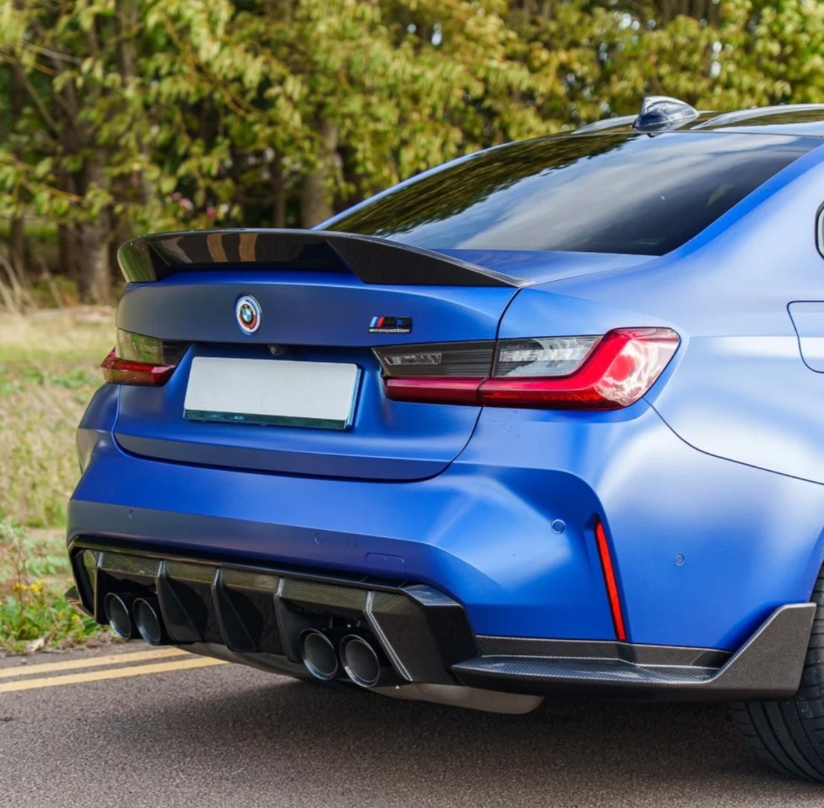 BMW M3 G80 Limousine mit V8 Dry-Carbon Heckspoiler und markanter Spoilerkante