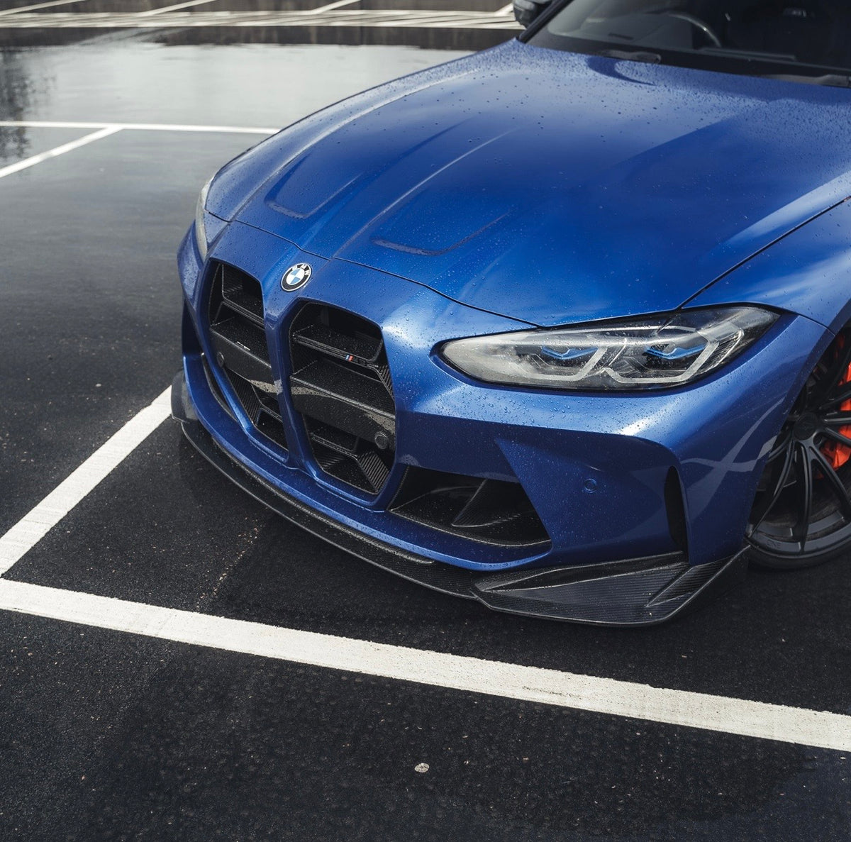 Blauer BMW M3 G80 mit CPG+ V9 Carbon Frontlippe in der schrägen Frontansicht