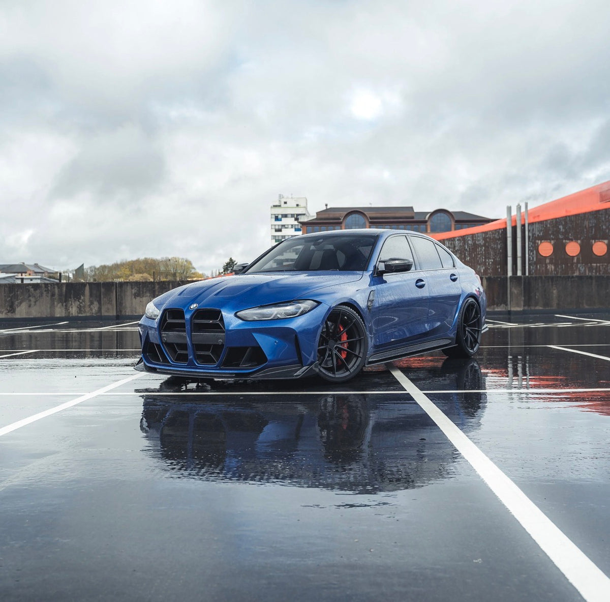 Blauer BMW M3 G80 mit V9 Dry-Carbon Frontlippe von Carbon Parts Germany in der seitlichen Frontansicht
