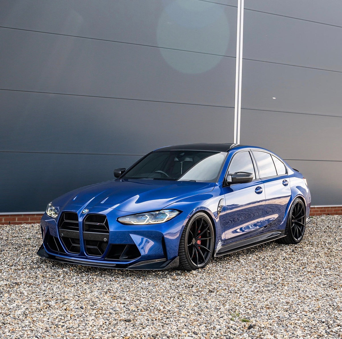 Blauer BMW M3 G80 mit CPG+ V9 Carbon Frontspoiler in sportlicher Dreiviertelansicht