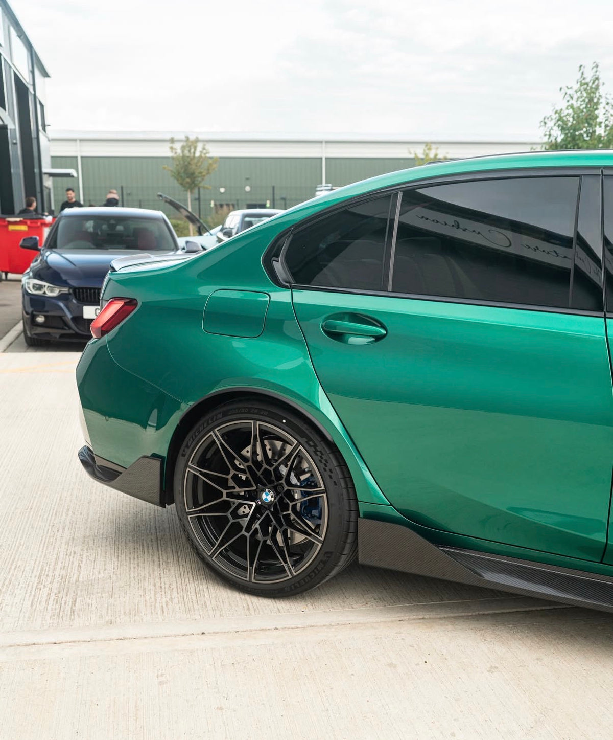 Detailansicht der CPG+ V9 Carbon Seitenschweller am grünen BMW M3 G80 im Bereich der hinteren Tür und des Hinterrads