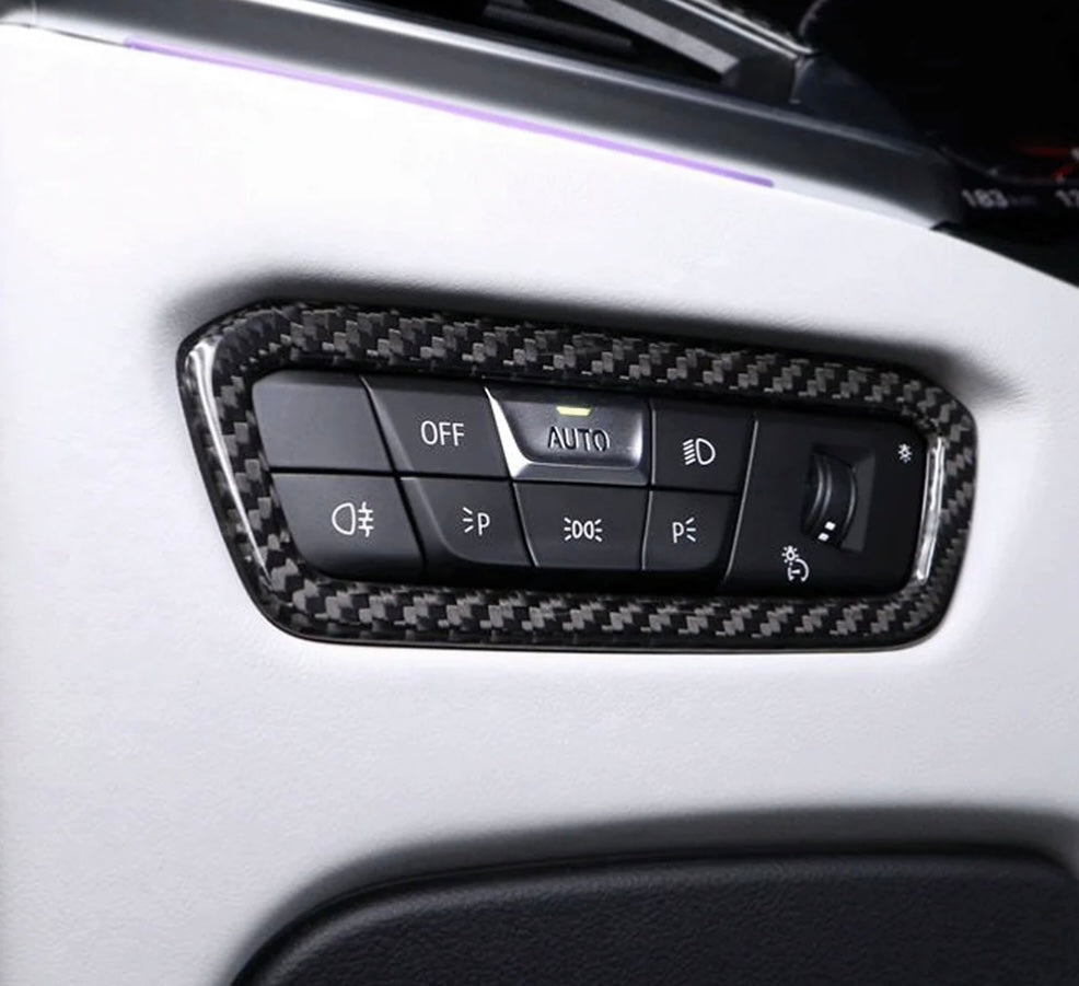 Detailaufnahme der Dry-Carbon Bedienelemente-Umrandung für BMW M3 G80 G81 und M4 G82 G83