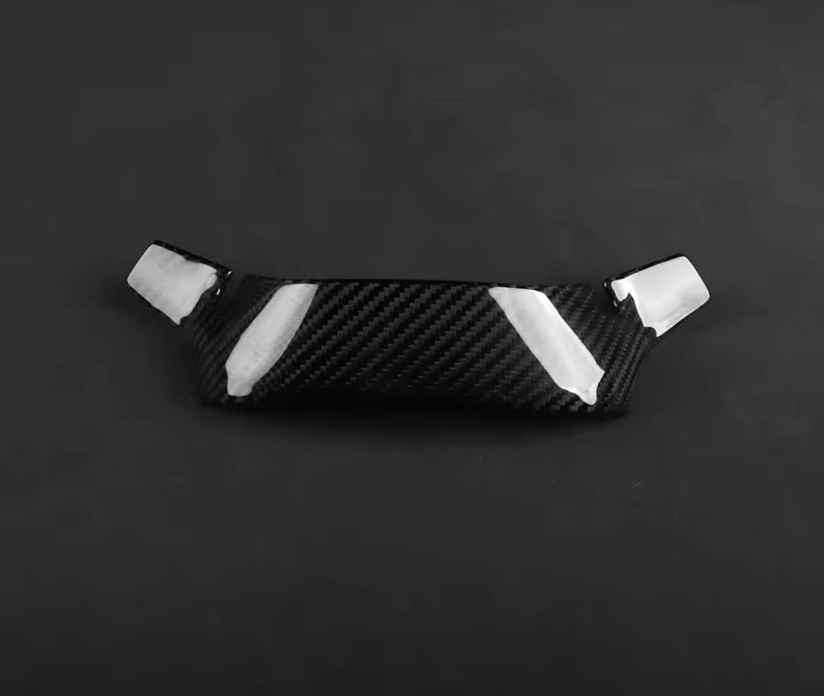 Detailansicht der BMW M Sportlenkrad Abdeckung aus hochwertigem Echt-Dry-Carbon