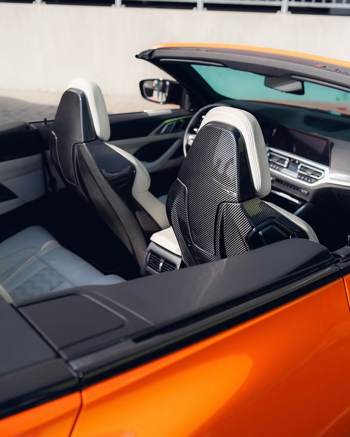BMW M4 Cabrio mit Carbon Sitzschalen Cover