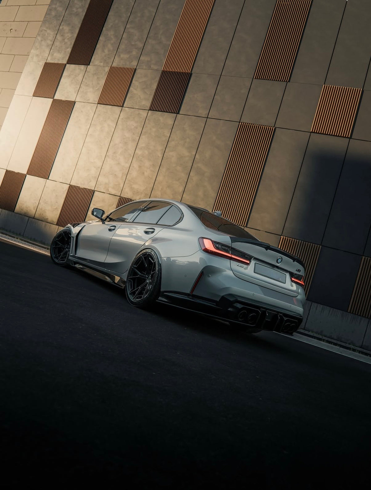 BMW M4 G82 mit Carbon Heckdiffuser in schräger Heckansicht