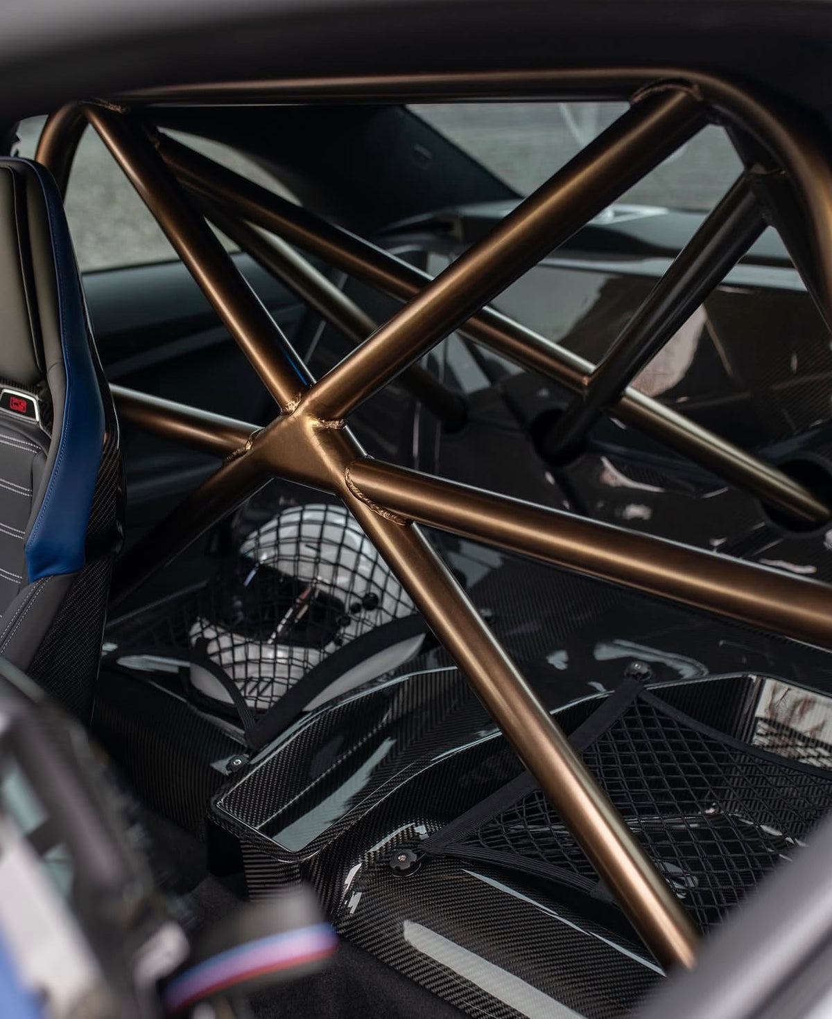 BMW M4 G82 Motorsport Innenraum mit CPG+ V1 Carbon Rücksitzbank und Überrollkäfig
