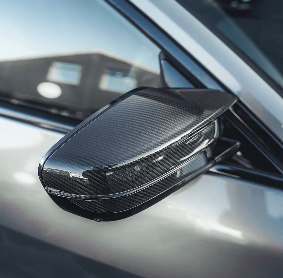 CPG+ V1 Carbon Spiegelkappe passend für BMW M4 G82 – Detailaufnahme am Außenspiegel