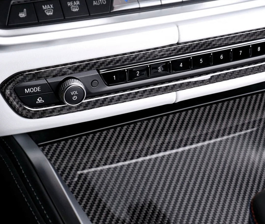 BMW M4 G82 Dry-Carbon Armaturenbrettblende für die originalen Bedienelemente im Innenraum