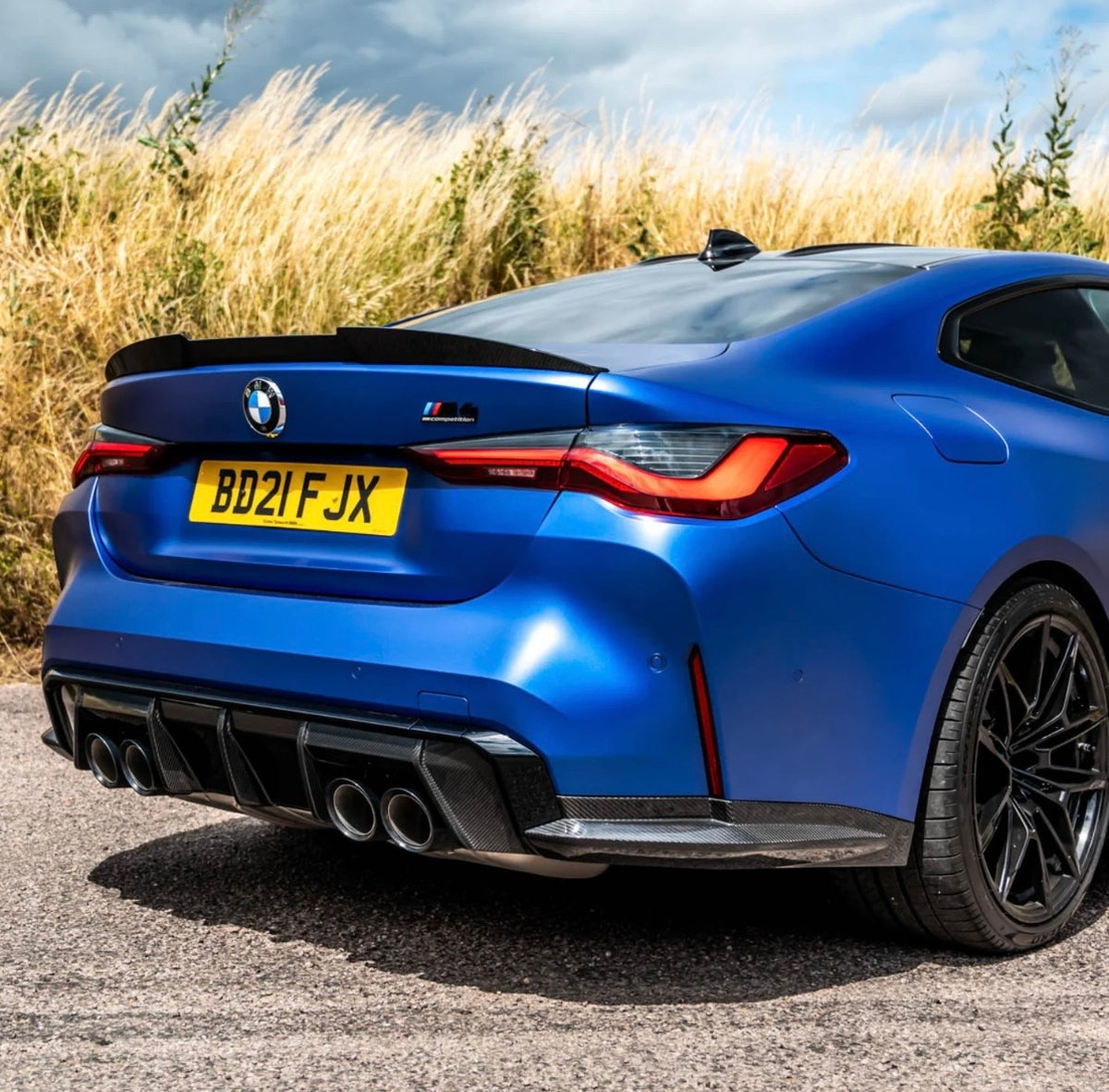 BMW M4 G82 blau mit MP V2 Carbon Heckdiffuser Heckansicht