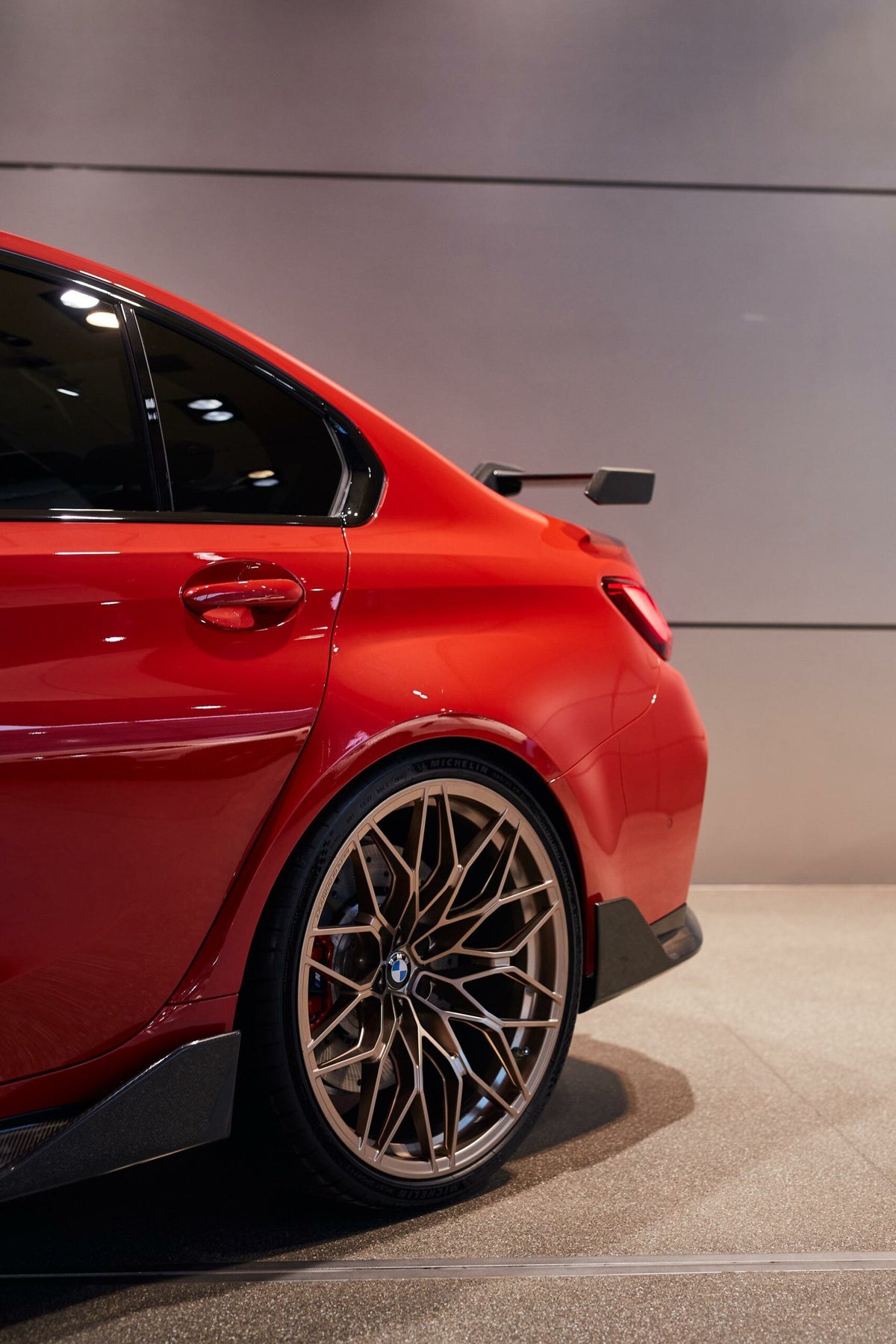 BMW M4 G82 mit V3 Performance Heckflügel aus Carbon in der Seitenansicht