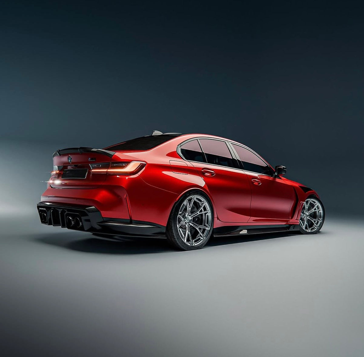 BMW M4 G82 Coupé in Rot mit sportlicher Carbon-Heckdiffuser-Optik