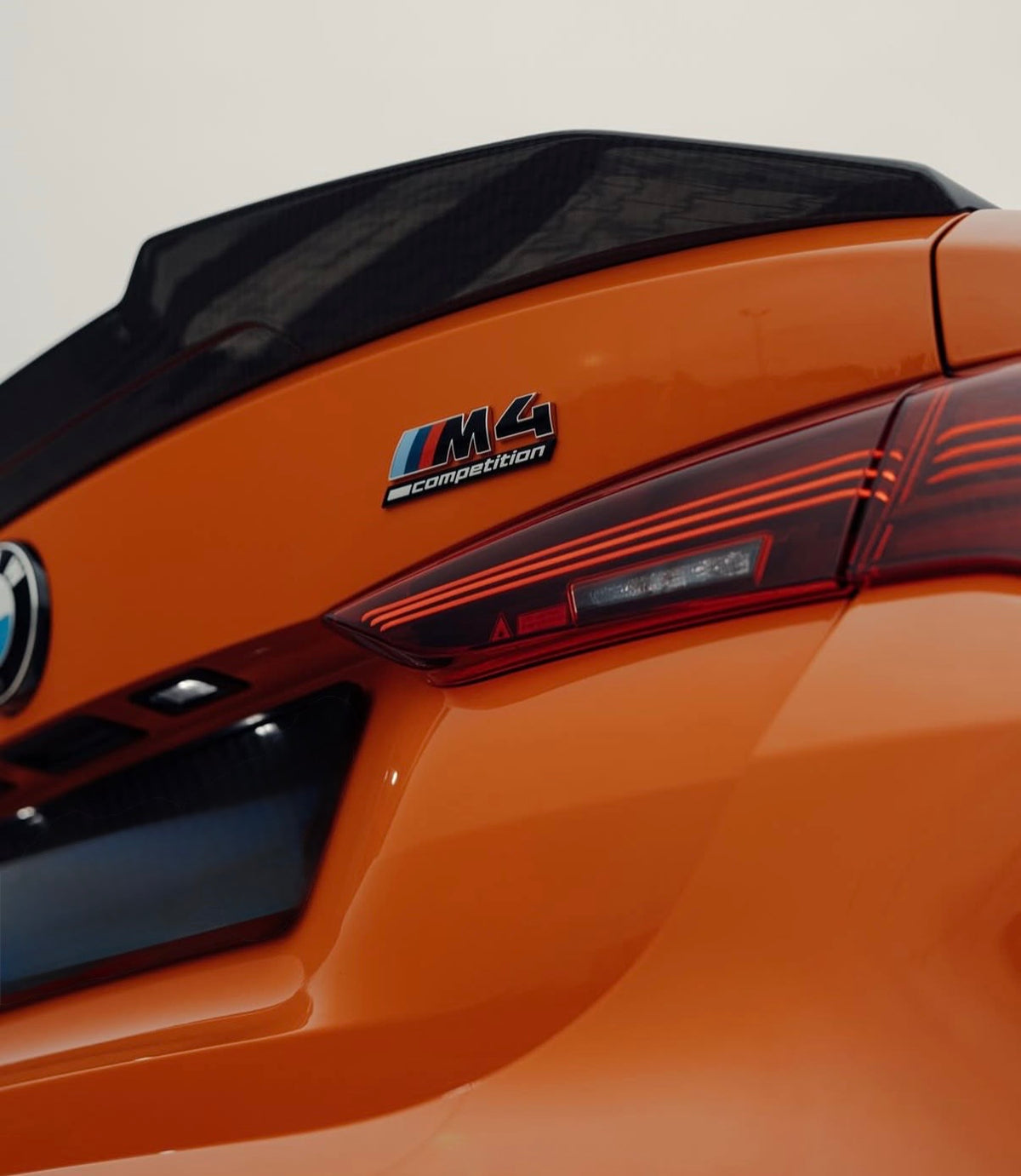 BMW M4 G82 mit CPG+ V2 Dry-Carbon Heckspoiler – Detailansicht am Kofferraumdeckel