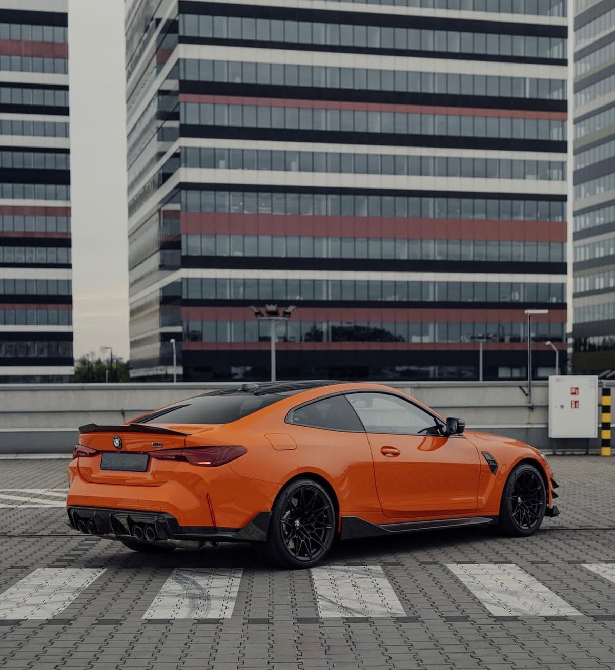 Orangefarbener BMW M4 G82 mit CPG+ V2 Dry-Carbon Heckspoiler – Seitenansicht