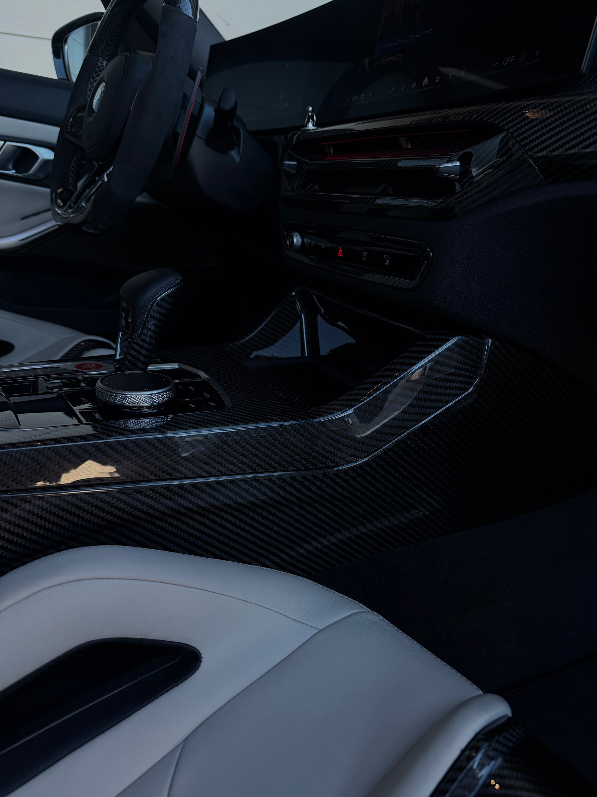 CPG + V2 Dry-Carbon Schaltknauf Abdeckung – Detailansicht im BMW M Innenraum