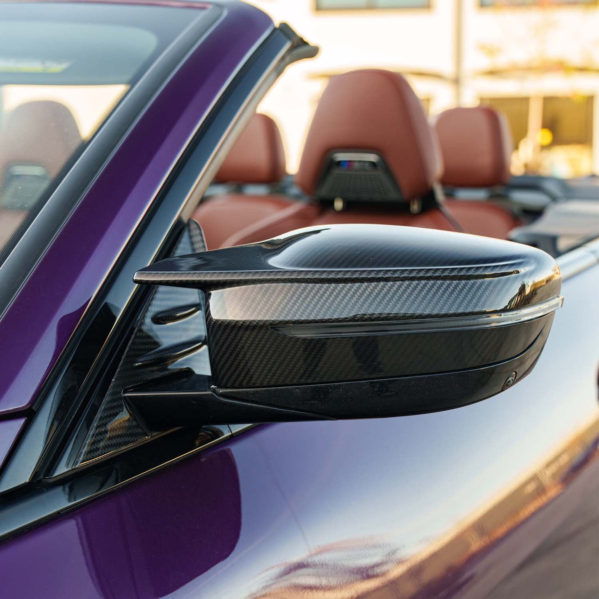 CPG+ V2 Carbon Spiegelsäulenverkleidung am BMW M4 G83 Cabrio – montiert neben dem Außenspiegel