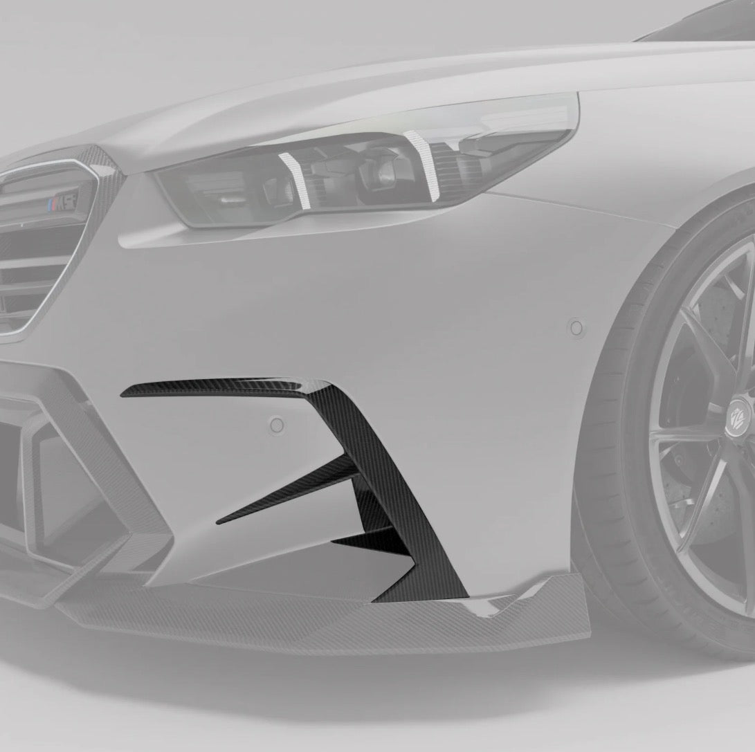 BMW M5 G90 mit CPG+ RV V1 Dry-Carbon Canards an der Frontstoßstange