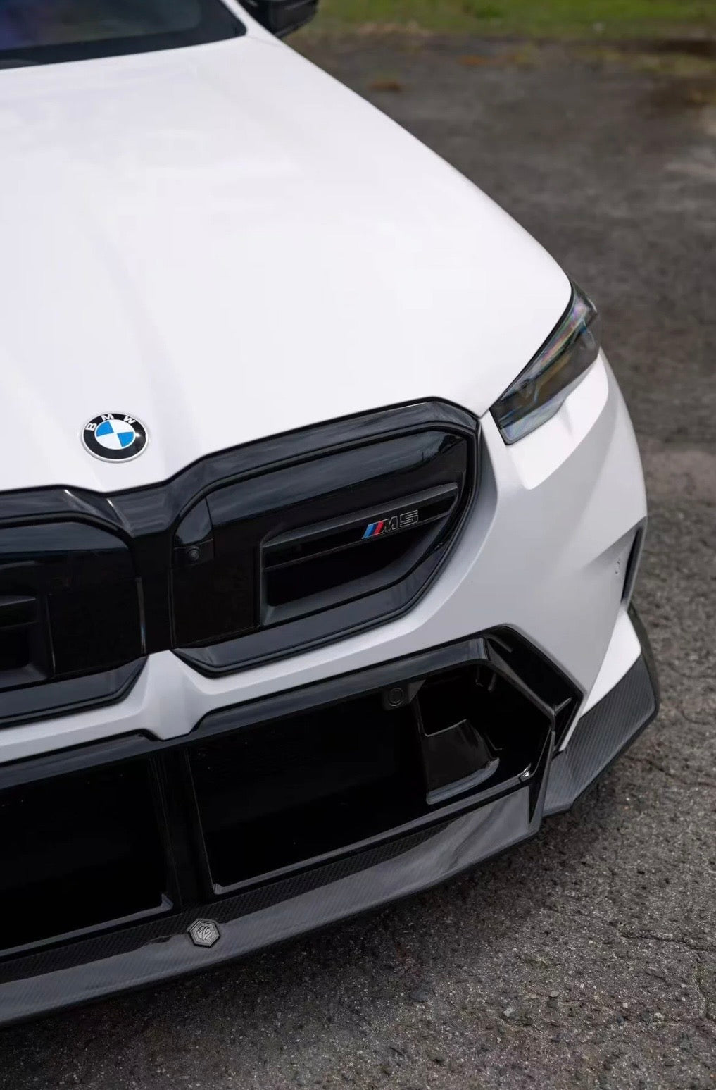 Detailansicht der CPG+ RV V1 Dry-Carbon Frontlippe am BMW M5 G90